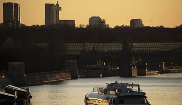 В Москве теплоход с выпускниками столкнулся с причалом