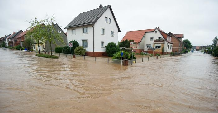 Вода с гор хлынула на огороды и дворы: в Закарпатье затопило несколько сел