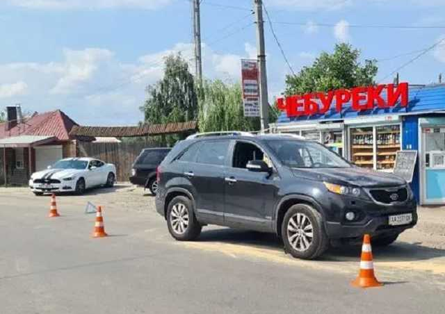 В Киеве на Осокорках водитель сбил женщину, но ее спас пакет с крупой