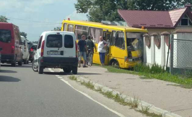 На Львовщине школьный автобус попал в ужасное ДТП: машины разбросало в разные стороны