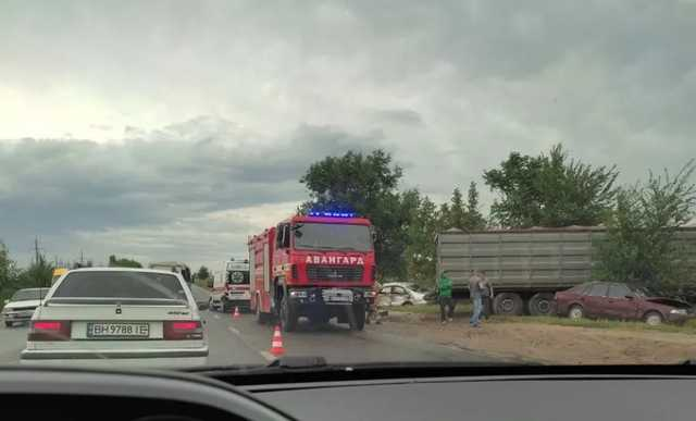 Под Одессой произошло масштабное ДТП с участием четырех авто