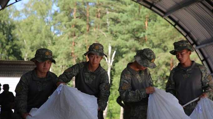 Китайские и белорусские военные будут отрабатывать высадку парашютного десанта у границы с Польшей