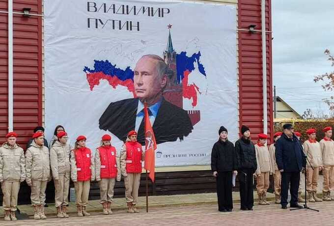 В тюменской школе торжественно открыли баннер с изображением Путина