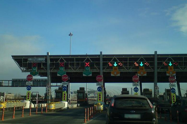 Мажоры похвастались в Сети снесенным шлагбаумом на платной трассе в Петербурге