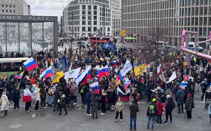 Марш российской оппозиции в Берлине: участники скандируют лозунги «Россия без Путина»