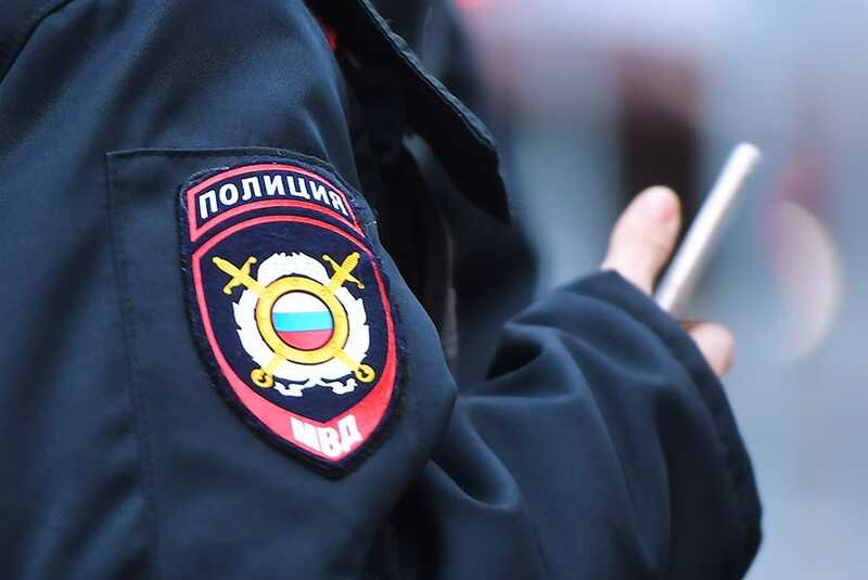 Полиция в Новороссийске поручила мужчине вымыть служебный автомобиль после акта вандализма