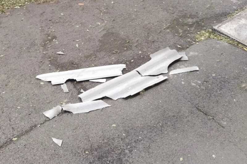 В Уфе мужчина с ребенком едва не пострадали из-за упавшего куска шифера