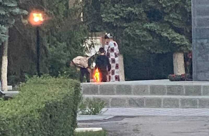 В Саратове подростков обвинили в оправдании нацизма за сушку одежды у Вечного огня