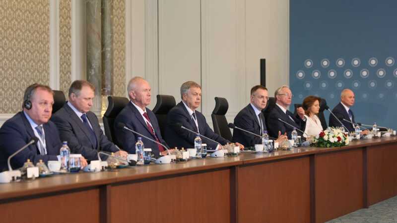 В составе российской делегации на переговорах присутствовал переводчик, работающий с Путиным