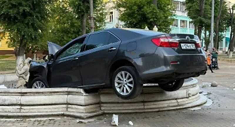 В Подмосковье автомобиль иностранного производства столкнулся с фонтаном рядом с городской администрацией