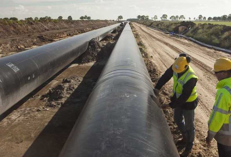 Прибыль российских нефтегазовых компаний сократилась вдвое вследствие снижения цен и введённых санкций