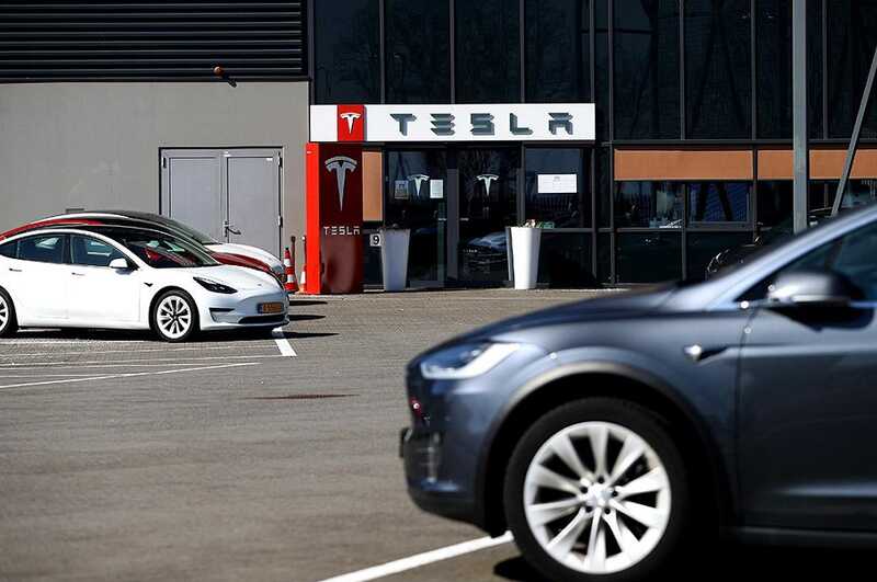 Акции Tesla снижаются из-за разногласий между Илоном Маском и Дональдом Трампом