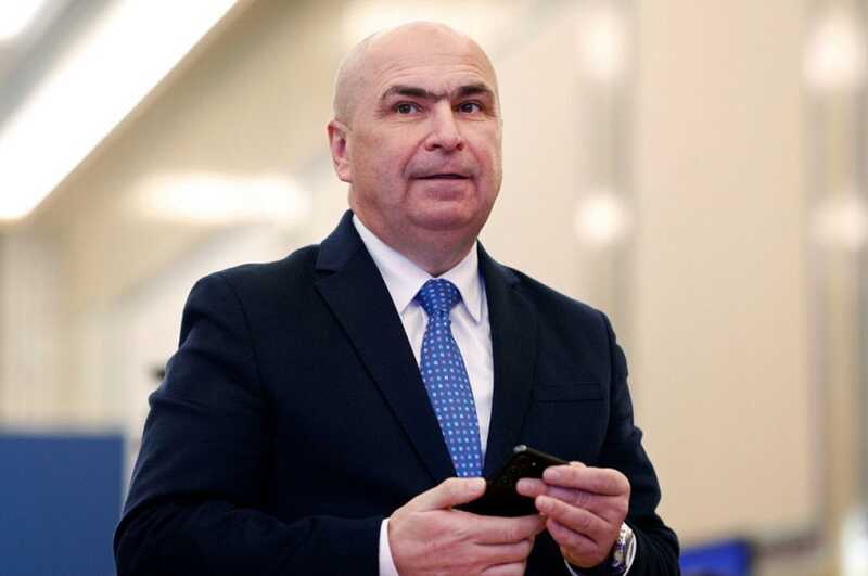Премьер Румынии взялся за швабру: видео в соцсетях стало причиной споров среди населения