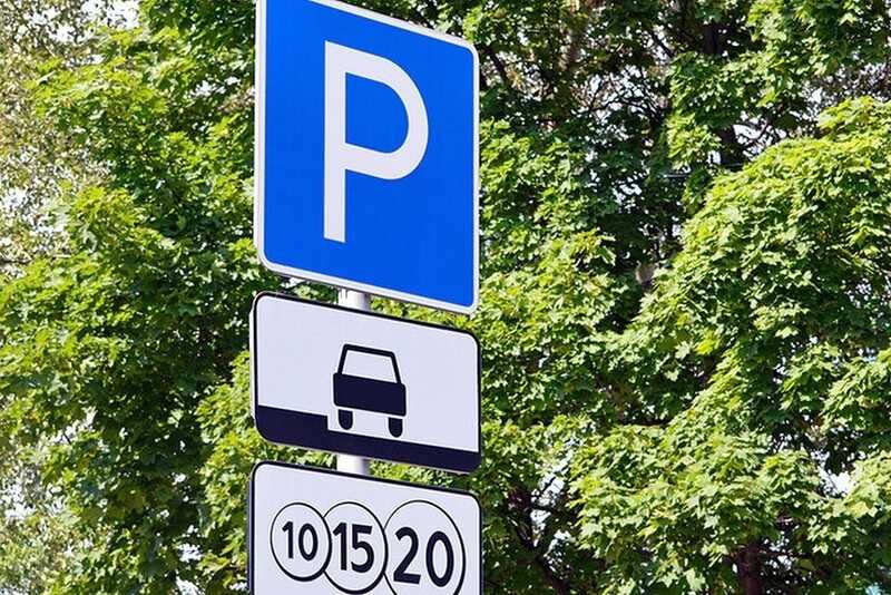 В Москве женщине не позволили оставить машину на парковке элитного пляжного клуба из-за её "неподходящего статуса"