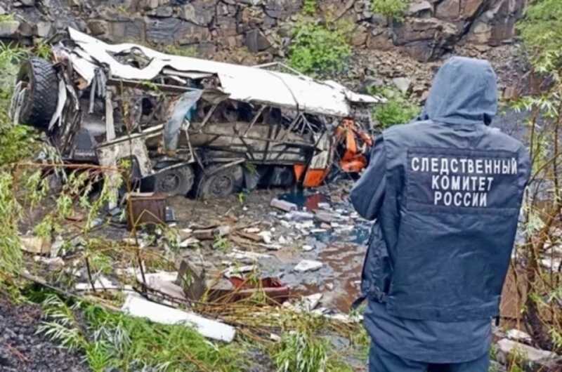 В Якутии автобус, перевозивший рабочих вахтовым методом, упал с обрыва высотой 30 метров