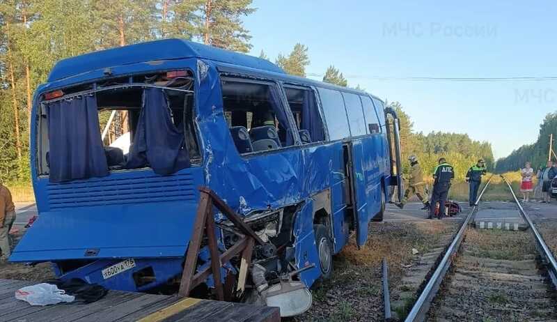 Появились свежие снимки аварии грузового состава с автобусом в Ленинградской области