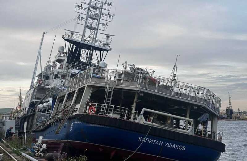 В Петербурге у причала Балтийского завода начал идти ко дну буксир «Капитан Ушаков»