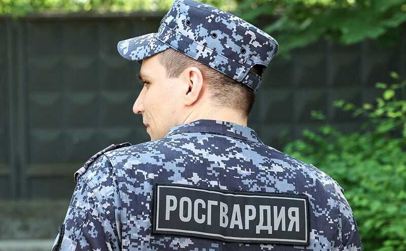 Сотрудник Росгвардии распылил слезоточивый газ и избивал мужчину перед камерами в Ростове-на-Дону