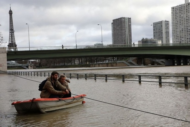 Как затопило Париж: люди передвигаются по городу на лодках