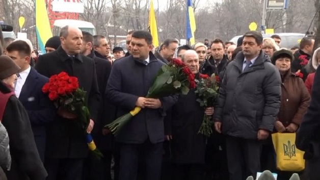 Гройсмана и Парубия «заплевали» во время возложения цветов к памятнику Небесной сотни