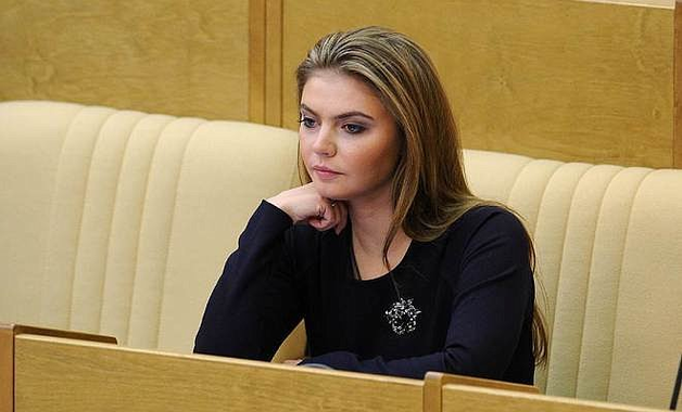 Любовница Путина начала прятать округлившийся живот