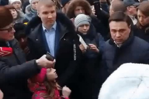 Девочка показала угрожающие жесты губернатору Воробьеву на митинге в Волоколамске