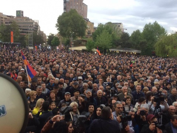 В Ереване митингующие перекрыли главные автодороги. Они протестуют против выдвижения экс-президента Саргсяна на пост премьера