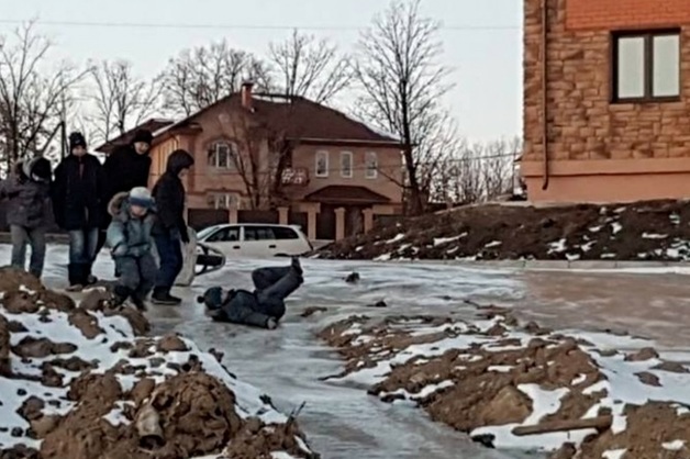 В амурском селе убрали горку из замерзших фекалий, с которой катались дети