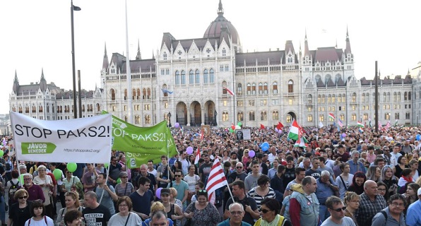 Тысячи венгров протестуют против политики Орбана