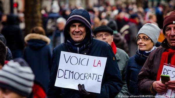 На улицах Парижа в противовес "желтым жилетам" появились "красные шарфы "