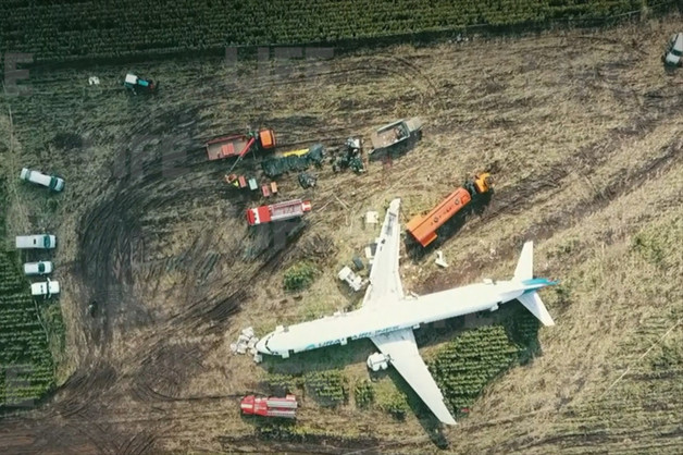 В Подмосковье начали разбирать севший в поле A321