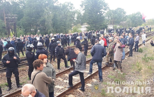 Под Львовом пострадали восемь полицейских, которые разблокировали движение поездов с российским углем