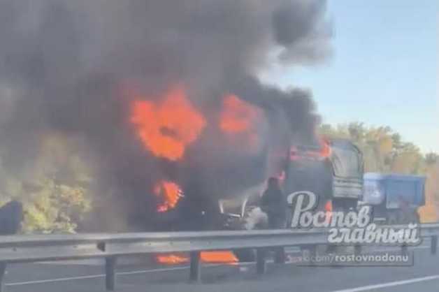 Застрявшая в машине девушка сгорела в ДТП на трассе Ростовской области