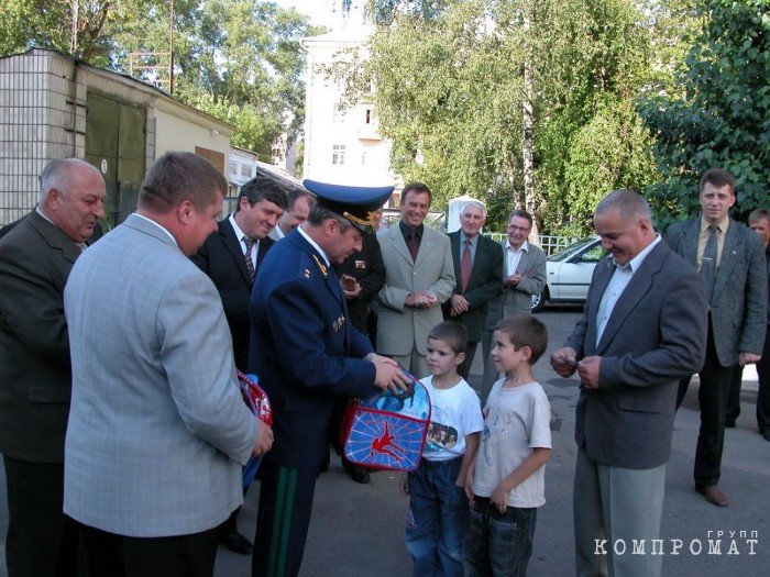 Виктор Шейман и Александр Метла дарят подарки детям