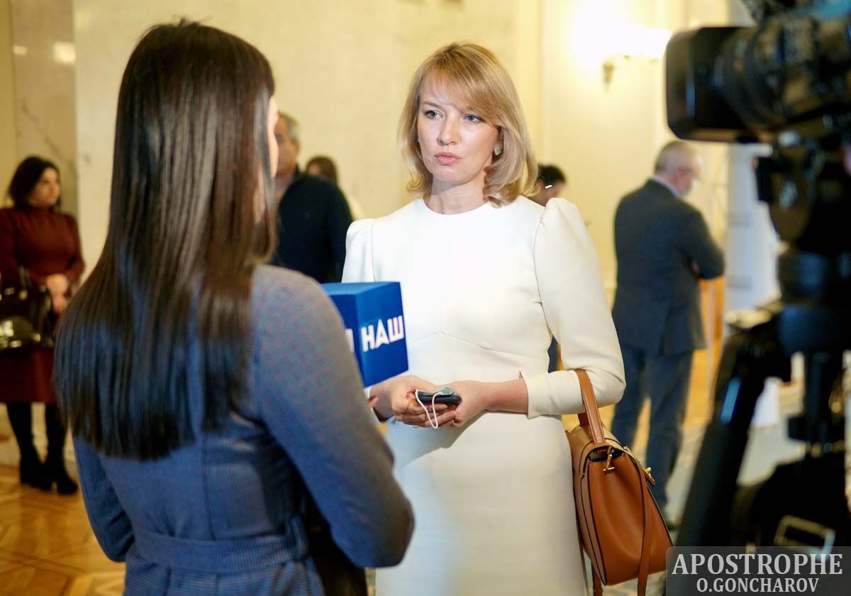 Елена Шуляк в дорогом образе в Верховной Раде qhkiqeriqerixrglv