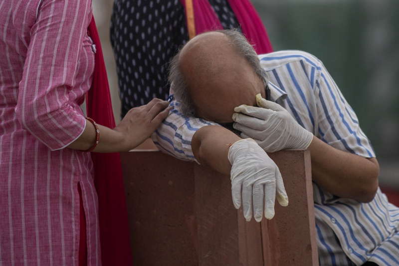 A man reacts before the cremation of his relative, who died from the coronavirus disease (COVID-19), on the banks of the river Ganges at Garhmukteshwar in the northern state of Uttar Pradesh, May 6, 2021. REUTERS/Danish Siddiqui qhzidteixhiqurglv