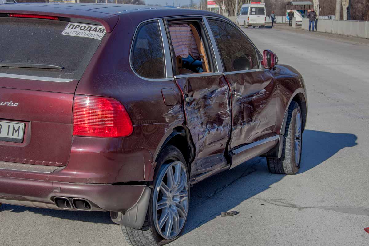 Во время торможения Porsche Cayenne занесло и выбросило на перекресток, где произошло столкновение с Mercedes Sprinter