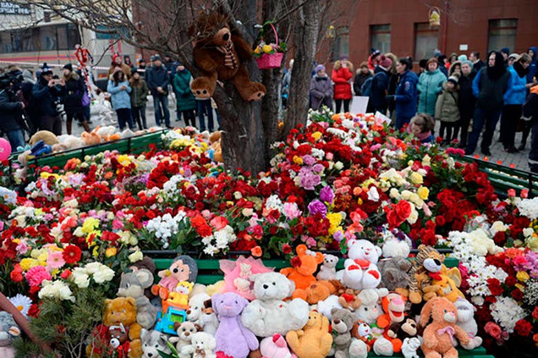 Стихийный мемориал в Кемерово Стихийный мемориал в Кемерово