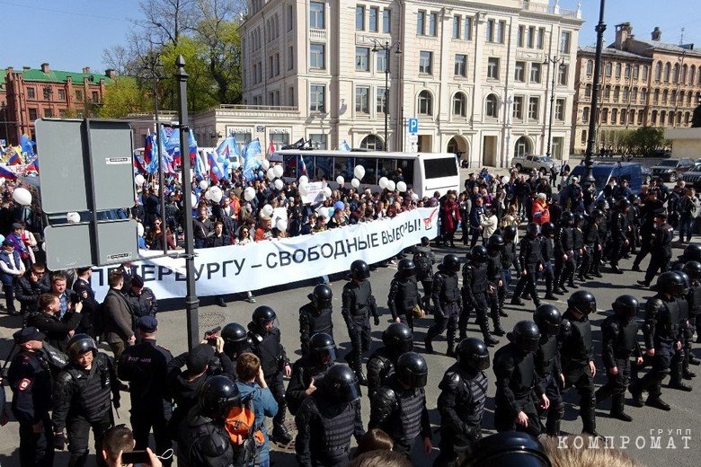 Колонна митингующих с плакатами Колонна митингующих с плакатами dzqidqziqxiqheglv