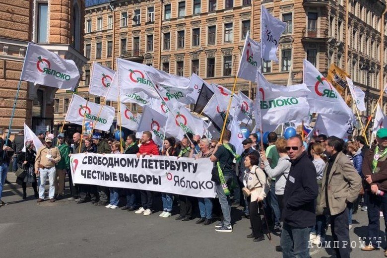 Колонна митингующих с плакатами Колонна митингующих с плакатами