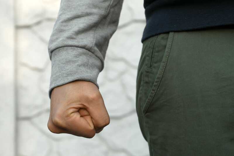 В Новокузнецке задержали мужчину за избиение пенсионера по указанию мошенников