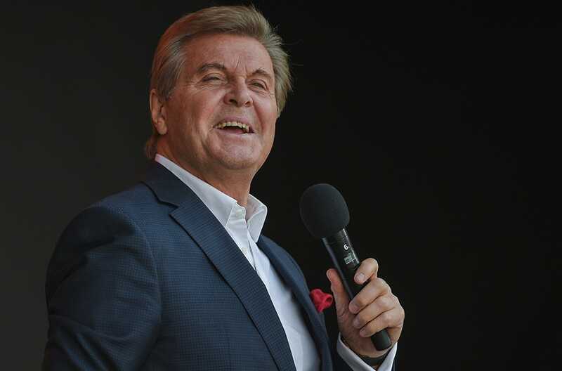 Лев Лещенко с трудом выходит на сцену: врачи сообщили о критическом состоянии артиста
